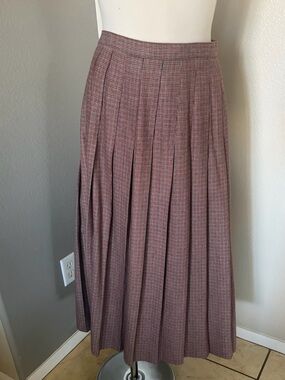 Vintage Pleated Midi Skirt in Burgundy Houndstooth